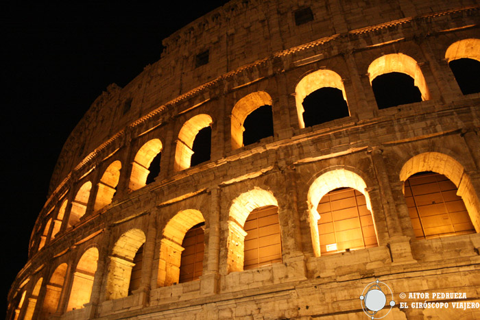 El Coliseo de Roma de noche