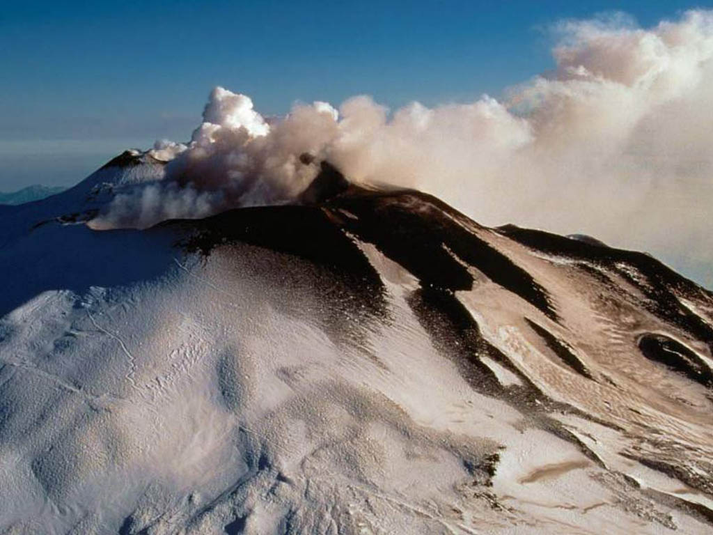 Nieve y humo sobre el volcán Etna