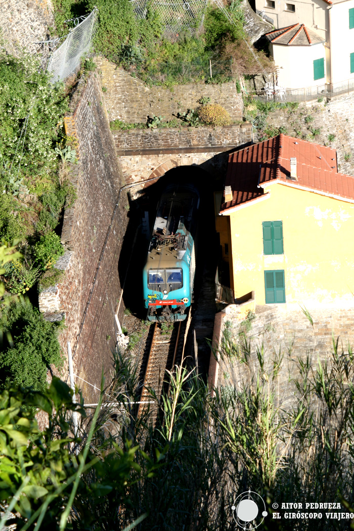 El tren que conecta los pueblos de Cinque Terre
