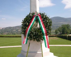 Corona en memoria de los Caídos en la II Guerra Mundial en Asís, Italia (Foto Flickr de pdassisi)Corona en memoria de los Caídos en la II Guerra Mundial en Asís, Italia (Foto Flickr de pdassisi)