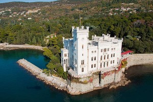 El Castillo Miramar en la costa del Golfo de Trieste