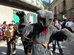 El oso del carnaval de Saponara en procesión