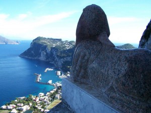 Esfinge mirando la costa de Capri