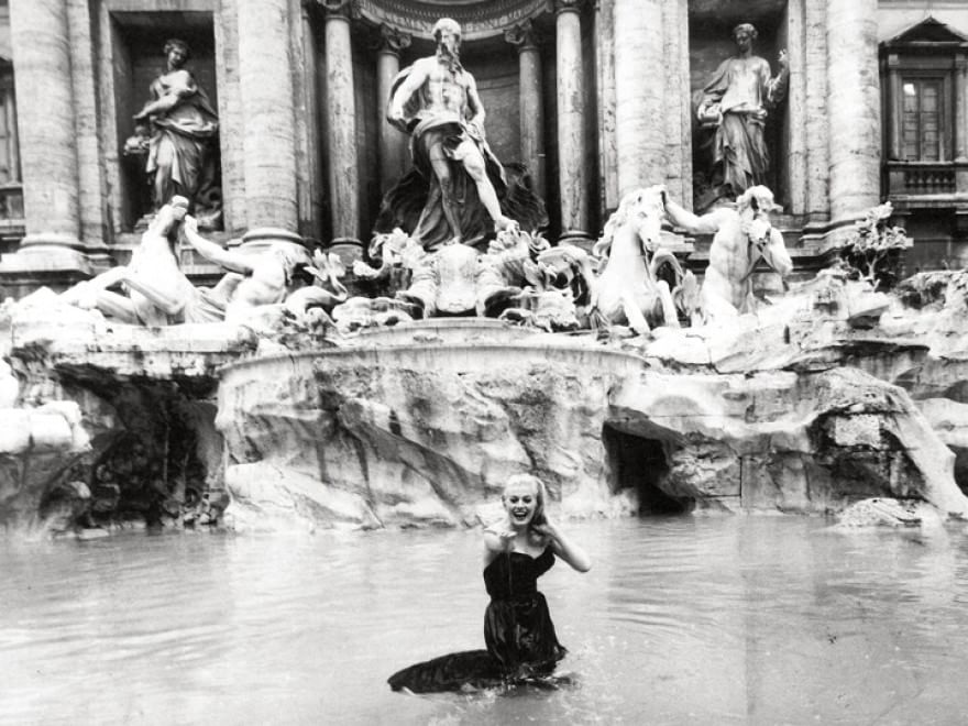 Anita Ekberg en las aguas de la Fontana de Trevi en Roma