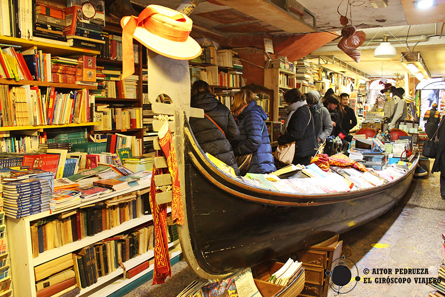 "Buceando" en la Librería Acqua Alta de Venecia