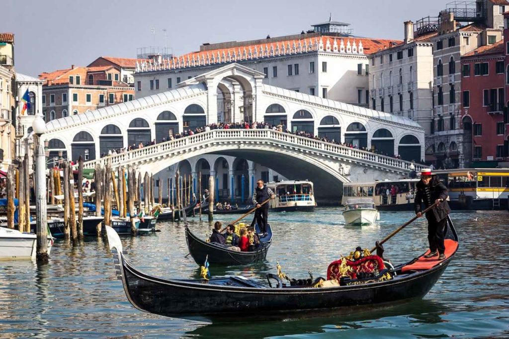 Traslado directo en bus desde el aeropuerto al centro de Venecia para no perder tiempo