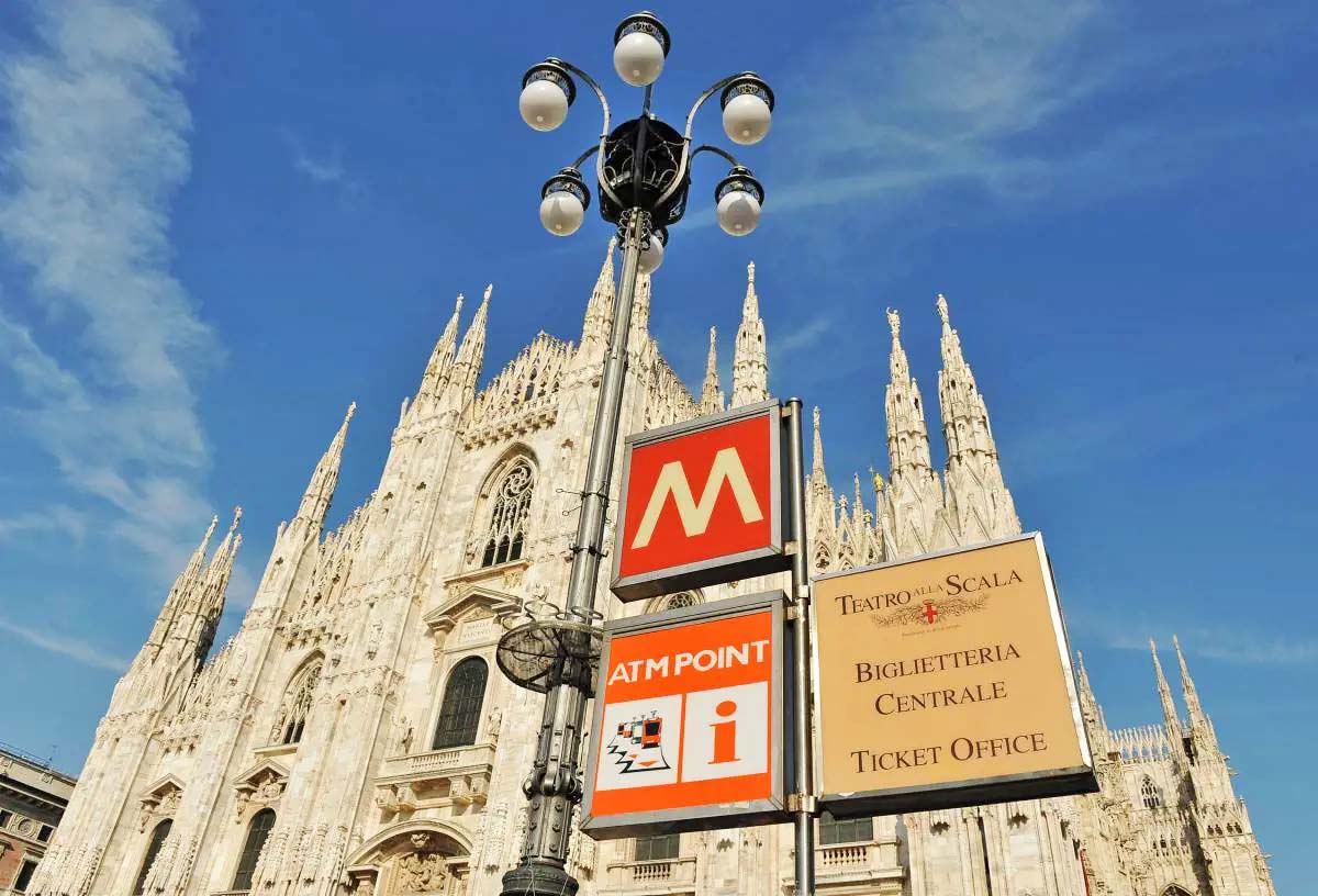 Estación de metro con parada en el Duomo de Milán